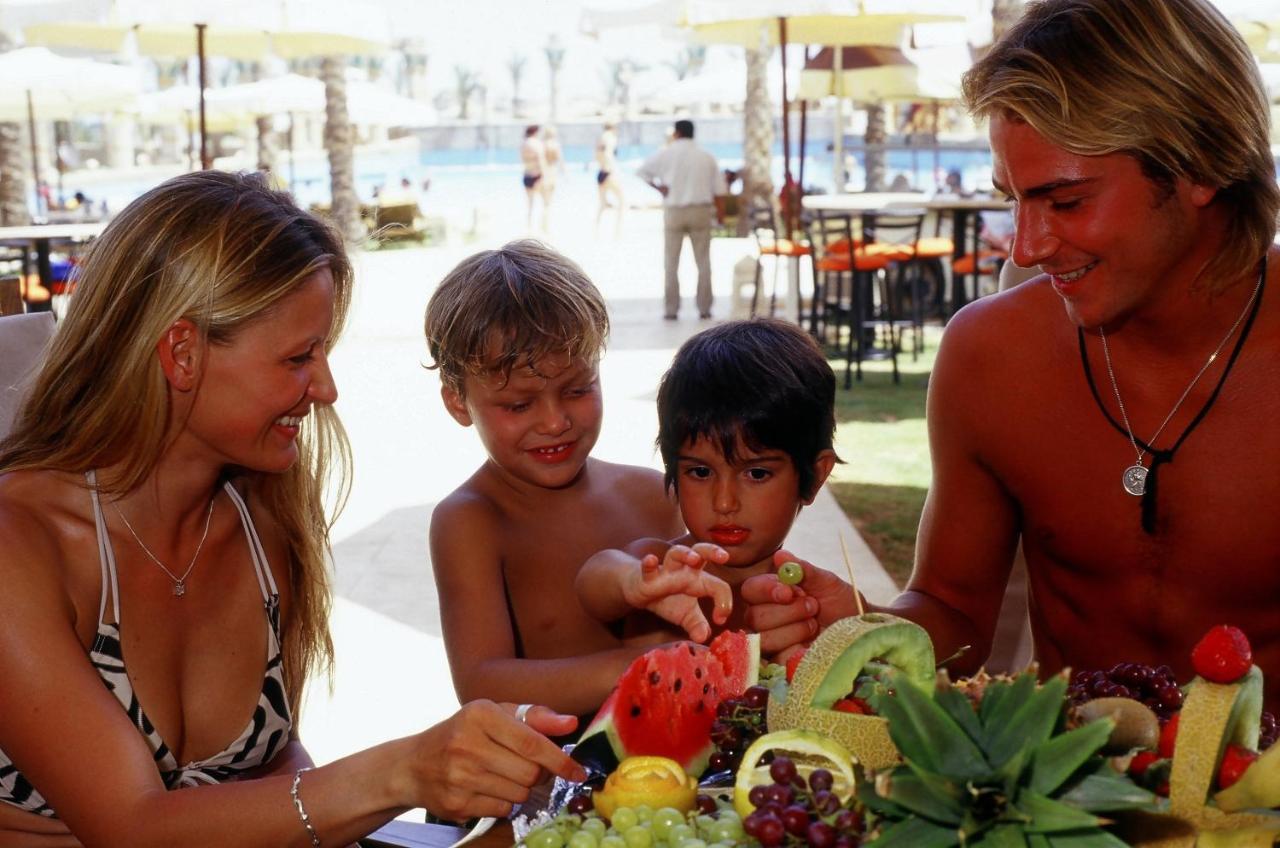 Sharm Dreams Vacation Club - Aqua Park Otel Dış mekan fotoğraf Family eating fruit
