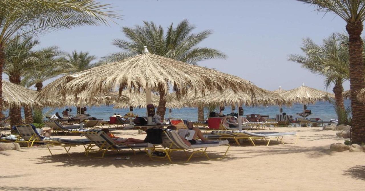 Sharm Dreams Vacation Club - Aqua Park Otel Dış mekan fotoğraf Tourists on the beach at Sharm El Sheikh