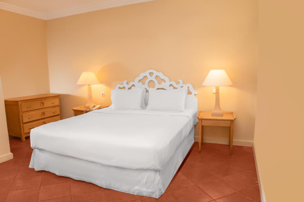 Sharm Dreams Vacation Club - Aqua Park Otel Dış mekan fotoğraf A bed with a bed skirt