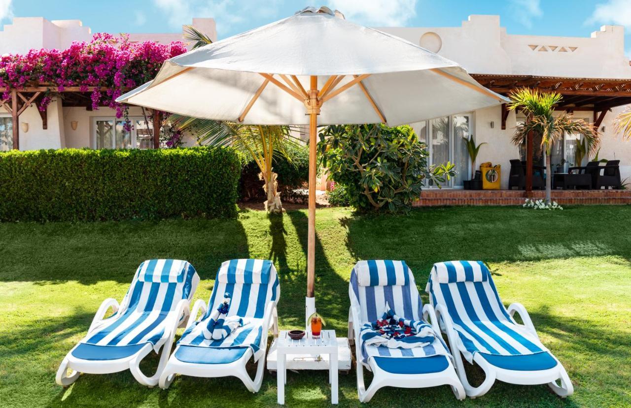 Sharm Dreams Vacation Club - Aqua Park Otel Dış mekan fotoğraf A patio umbrella